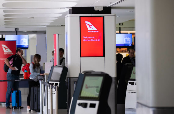 SYDNEY, Foto yang diabadikan pada 14 September 2022 ini menunjukkan mesin-mesin check-in maskapai penerbangan Qantas di Bandar Udara Sydney di Sydney, Australia. Maskapai nasional Australia Qantas pada Rabu (14/9) memulai operasional layanan penerbangan langsung antara Sydney dan Kota Bengaluru di India selatan. (Xinhua/Hu Jingchen)