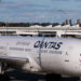 SYDNEY, Foto yang diabadikan pada 14 September 2022 ini menunjukkan penerbangan Qantas di Bandar Udara Sydney di Sydney, Australia. Maskapai nasional Australia Qantas pada Rabu (14/9) memulai operasional layanan rute penerbangan langsung antara Sydney dan Kota Bengaluru di India selatan. (Xinhua/Hu Jingchen)