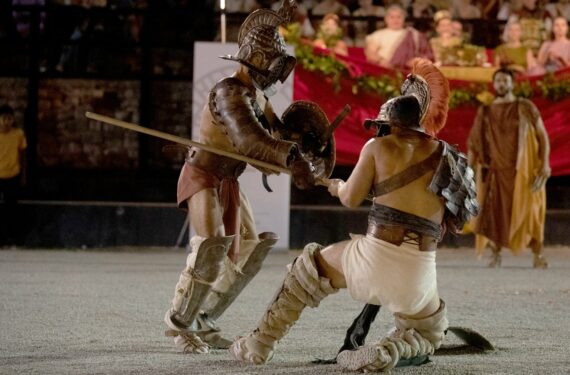 PULA, Sejumlah orang yang berpakaian ala gladiator abad pertengahan bertarung untuk memperingati hari jadi ke-120 Museum Arkeologi Istria di Pula, Kroasia, pada 13 September 2022. (Xinhua/PIXSELL/Srecko Niketic)