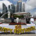 SINGAPURA, Sejumlah staf hotel menggelar perayaan ulang tahun ikon pariwisata Singapura, Merlion, yang ke-50 di Merlion Park, Singapura, pada 15 September 2022. (Xinhua/Then Chih Wey)