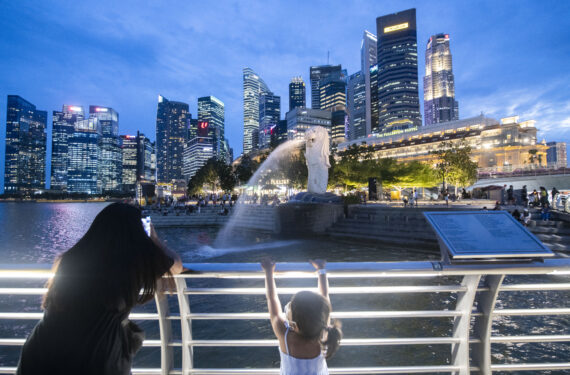 SINGAPURA, Sejumlah turis mengunjungi ikon pariwisata Singapura, Merlion, jelang ulang tahun landmark tersebut yang ke-50 di Merlion Park, Singapura, pada 14 September 2022. (Xinhua/Then Chih Wey)