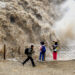 YAN'AN, Sejumlah wisatawan sedang menikmati pemandangan Air Terjun Hukou di Sungai Kuning di Provinsi Shaanxi, China barat laut, pada 15 September 2022. Air terjun Hukou belakangan ini mengalami peningkatan debit air. (Xinhua/Tao Ming)