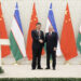 SAMARKAND, Presiden China Xi Jinping menerima Orde Persahabatan (Order of Friendship) yang dianugerahkan oleh Presiden Uzbekistan Shavkat Mirziyoyev di International Conference Center di Samarkand, Uzbekistan, pada 15 September 2022. (Xinhua/Ding Haitao)