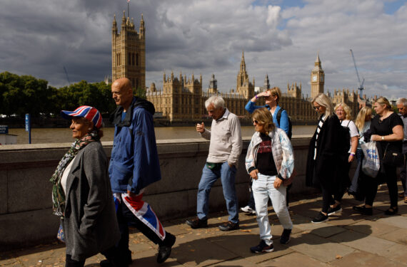 LONDON, Orang-orang mengantre untuk memberikan penghormatan kepada mendiang Ratu Elizabeth II di London, Inggris, pada 15 September 2022. Sang ratu akan disemayamkan di Westminster Hall selama beberapa hari sebelum upacara pemakamannya digelar pada 19 September. (Xinhua/Tim Ireland)