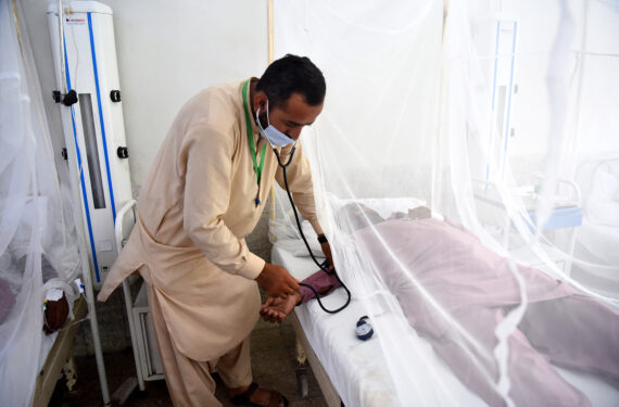 ISLAMABAD, Seorang pasien yang terinfeksi demam berdarah dirawat di dalam kelambu di sebuah rumah sakit di Islamabad, ibu kota Pakistan, pada 15 September 2022. Ibu kota Pakistan, Islamabad, menghadapi lonjakan kasus demam berdarah setelah 72 kasus baru dilaporkan dalam 24 jam terakhir, di tengah wabah penyakit tersebut di negara itu, kata otoritas kesehatan. (Xinhua/Ahmad Kamal)