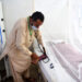 ISLAMABAD, Seorang pasien yang terinfeksi demam berdarah dirawat di dalam kelambu di sebuah rumah sakit di Islamabad, ibu kota Pakistan, pada 15 September 2022. Ibu kota Pakistan, Islamabad, menghadapi lonjakan kasus demam berdarah setelah 72 kasus baru dilaporkan dalam 24 jam terakhir, di tengah wabah penyakit tersebut di negara itu, kata otoritas kesehatan. (Xinhua/Ahmad Kamal)