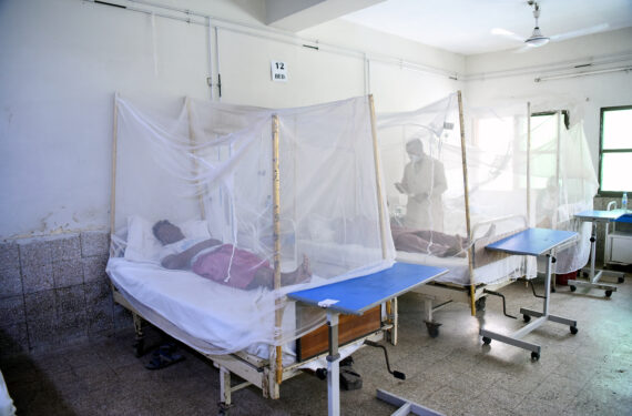 ISLAMABAD, Sejumlah pasien yang terinfeksi demam berdarah dirawat di dalam kelambu di sebuah rumah sakit di Islamabad, ibu kota Pakistan, pada 15 September 2022. Ibu kota Pakistan, Islamabad, menghadapi lonjakan kasus demam berdarah setelah 72 kasus baru dilaporkan dalam 24 jam terakhir, di tengah wabah penyakit tersebut di negara itu, kata otoritas kesehatan. (Xinhua/Ahmad Kamal)