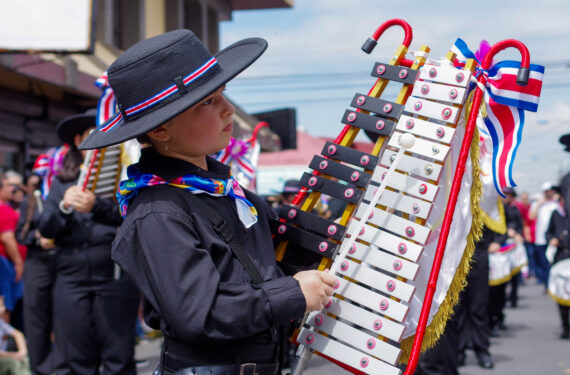 HEREDIA, Seorang anak berpartisipasi dalam parade peringatan 201 tahun kemerdekaan Kosta Rika di Heredia, Kosta Rika, pada 15 September 2022. (Xinhua/Esteban Dato)