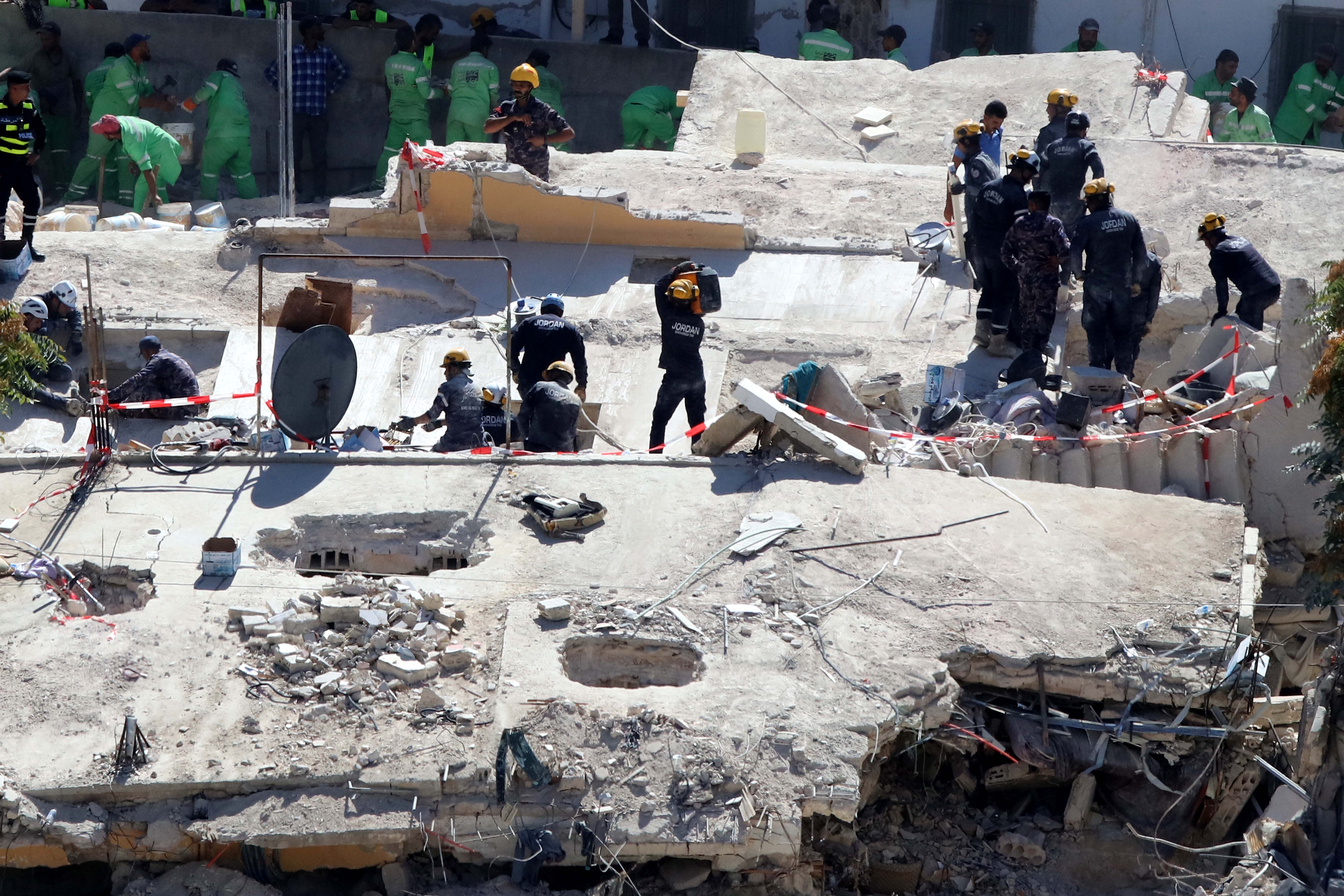 AMMAN, Tim penyelamat mencari korban selamat usai sebuah bangunan tempat tinggal roboh di Amman, Yordania, pada 15 September 2022. Jumlah korban tewas dalam robohnya bangunan tempat tinggal tersebut bertambah menjadi 10 orang. (Xinhua/Mohammad Abu Ghosh)