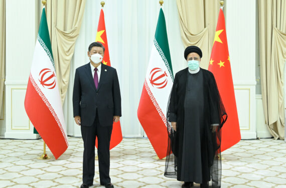 SAMARKAND, Presiden China Xi Jinping bertemu dengan Presiden Iran Ebrahim Raisi di Kompleks Forumlar Majmuasi di Samarkand, Uzbekistan, pada 16 September 2022. (Xinhua/Shen Hong)