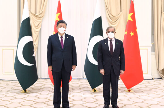 SAMARKAND, Presiden China Xi Jinping bertemu dengan Perdana Menteri (PM) Pakistan Muhammad Shehbaz Sharif di Kompleks Forumlar Majmuasi di Samarkand, Uzbekistan, pada 16 September 2022. (Xinhua/Shen Hong)