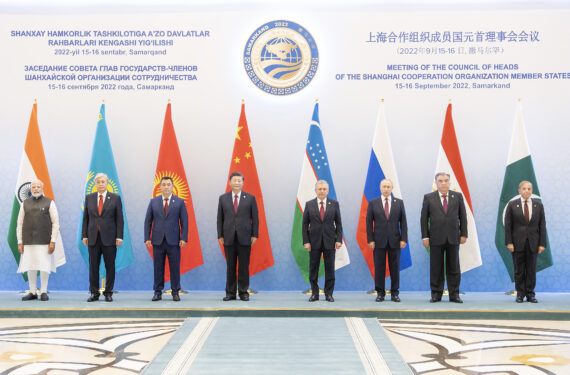 SAMARKAND, Presiden China Xi Jinping berfoto bersama dengan para pemimpin dari negara-negara anggota Organisasi Kerja Sama Shanghai (Shanghai Cooperation Organization/SCO) sebelum sesi terbatas Pertemuan Dewan Kepala Negara SCO ke-22 di International Conference Center di Samarkand, Uzbekistan, pada 16 September 2022. Xi menghadiri sesi terbatas di Samarkand pada Jumat (16/9). (Xinhua/Li Tao)