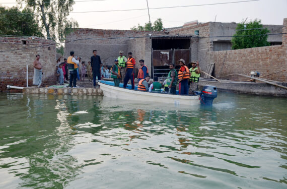 JAMSHORO, Tim penyelamat mengevakuasi warga yang terdampak banjir di Distrik Jamshoro, Provinsi Sindh, Pakistan, pada 15 September 2022. Sedikitnya 22 orang tewas dan sembilan lainnya terluka dalam banjir bandang yang dipicu oleh hujan monsun deras dalam 24 jam terakhir di Pakistan, kata Otoritas Penanggulangan Bencana Nasional (National Disaster Management Authority/NDMA) Pakistan. (Xinhua/Str)