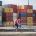 AUCKLAND, Seorang pengendara sepeda melewati dermaga peti kemas di sebuah pelabuhan di Auckland, Selandia Baru, pada 16 September 2022. Produk Domestik Bruto (PDB) Selandia Baru naik 1,7 persen pada kuartal Juni, setelah turun 0,2 persen pada kuartal Maret 2022, kata departemen statistik negara itu Stats NZ pada Kamis (15/9). (Xinhua/Zhao Gang)