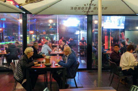 AUCKLAND, Sejumlah orang bersantap di sebuah restoran di Auckland, Selandia Baru, pada 16 September 2022. Produk Domestik Bruto (PDB) Selandia Baru naik 1,7 persen pada kuartal Juni, setelah turun 0,2 persen pada kuartal Maret 2022, kata departemen statistik negara itu Stats NZ pada Kamis (15/9). (Xinhua/Zhao Gang)