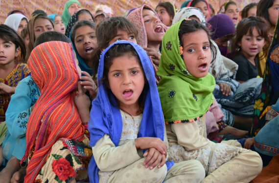 QUETTA, Anak-anak yang terdampak banjir terlihat di sebuah tempat penampungan sementara di pinggiran Quetta, Pakistan barat daya, pada 16 September 2022. Sedikitnya tambahan 37 orang dilaporkan tewas dan 92 lainnya terluka dalam banjir bandang yang dipicu hujan monsun lebat di Pakistan, kata Otoritas Penanggulangan Bencana Nasional (National Disaster Management Authority/NDMA) negara itu. Menurut sebuah laporan yang dirilis oleh NDMA pada Jumat (16/9) malam, 16 anak-anak dan tujuh wanita termasuk dalam daftar korban tewas yang baru dilaporkan dalam sejumlah insiden terpisah terkait banjir. (Xinhua/Asad)