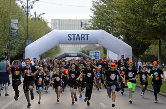 BUCHAREST, Para pelari mengawali start dalam ajang lomba lari santai Color Run Night di Bucharest, ibu kota Rumania, pada 17 September 2022. (Xinhua/Cristian Cristel)