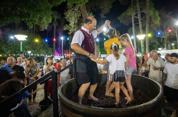 LIMASSOL, Sejumlah orang berpartisipasi dalam kegiatan menginjak-injak anggur yang diadakan pada ajang Limassol Wine Festival di Limassol, Siprus, pada 17 September 2022. Limassol Wine Festival kembali digelar pada Sabtu (17/9) setelah absen selama dua tahun karena pandemi virus corona. Festival ini akan ditutup pada 25 September mendatang. (Xinhua/George Christophorou)