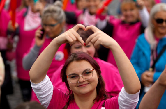 PRAHA, Seorang perempuan berpose untuk difoto dalam sebuah pawai di Praha, ibu kota Republik Ceko, pada 17 September 2022. Orang-orang yang berpakaian merah muda mengikuti sebuah pawai yang diadakan untuk menyatakan dukungan bagi pasien kanker payudara dan keluarga mereka di Praha pada Sabtu (17/9). (Xinhua/Dana Kesnerova)