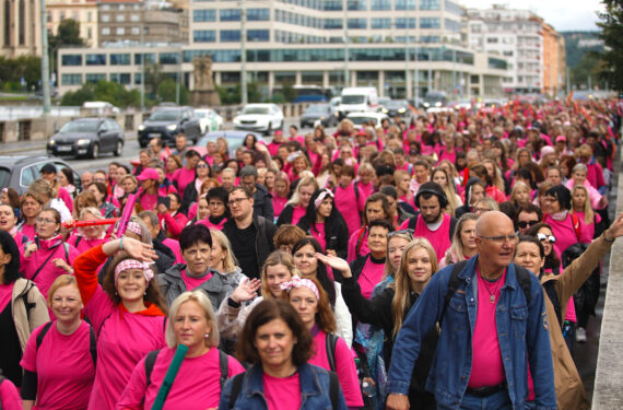 PRAHA, Orang-orang berpartisipasi dalam sebuah pawai di Praha, ibu kota Republik Ceko, pada 17 September 2022. Orang-orang yang berpakaian merah muda mengikuti sebuah pawai yang diadakan untuk menyatakan dukungan bagi pasien kanker payudara dan keluarga mereka di Praha pada Sabtu (17/9). (Xinhua/Dana Kesnerova)