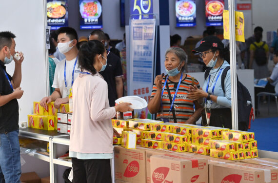 NANNING, Sejumlah pengunjung membeli produk biskuit di paviliun Indonesia dalam ajang China-ASEAN Expo ke-19 di Nanning, Daerah Otonom Etnis Zhuang Guangxi, China selatan, pada 18 September 2022. Pameran selama empat hari tersebut, yang mengusung tema "Berbagi Peluang Baru RCEP, Membangun Area Perdagangan Bebas China-ASEAN Versi 3.0" (Sharing RCEP New Opportunities, Building a Version 3.0 China-ASEAN Free Trade Area), akan berlangsung hingga Senin (19/9) dengan tahun ini menandai tahun pertama implementasi perjanjian perdagangan bebas RCEP. (Xinhua/Huang Xiaobang)