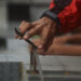 TANGERANG SELATAN, Seorang pria bermain skateboard jari dalam kompetisi fingerboard regional di Pamulang, Tangerang Selatan, Provinsi Banten, pada 18 September 2022. (Xinhua/Agung Kuncahya B.)