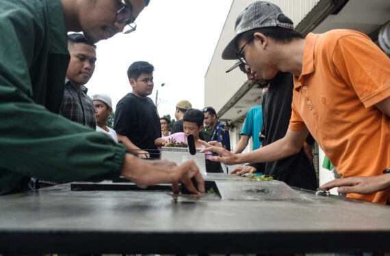 TANGERANG SELATAN, Orang-orang bermain skateboard jari dalam kompetisi fingerboard regional di Pamulang, Tangerang Selatan, Provinsi Banten, pada 18 September 2022. (Xinhua/Agung Kuncahya B.)