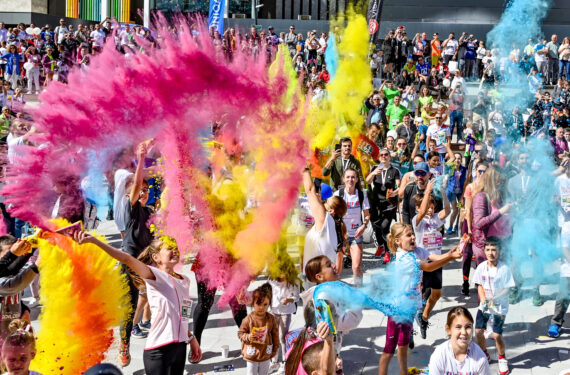 SKOPJE, Orang-orang melempar bubuk berwarna dan menari setelah selesai berpartisipasi dalam ajang lari color run di Skopje, Makedonia Utara, pada 18 September 2022. (Xinhua/Tomislav Georgiev)