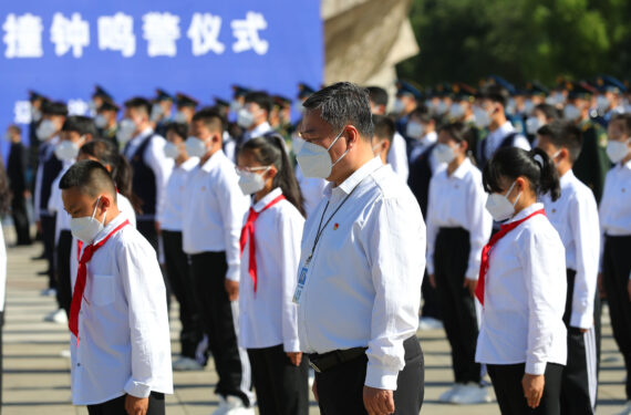 SHENYANG, Orang-orang mengikuti upacara untuk memperingati Insiden 18 September dan Perang Perlawanan Rakyat China terhadap Agresi Jepang di Museum Sejarah 9.18 di Shenyang, ibu kota Provinsi Liaoning, China timur laut, pada 18 September 2022. Suara sirene tanda serangan udara kembali menderu dan kendaraan membunyikan klakson di Shenyang pada Minggu (18/9), untuk memperingati 91 tahun Insiden 18 September yang menandai dimulainya 14 tahun invasi Jepang terhadap China. (Xinhua/Yang Qing)