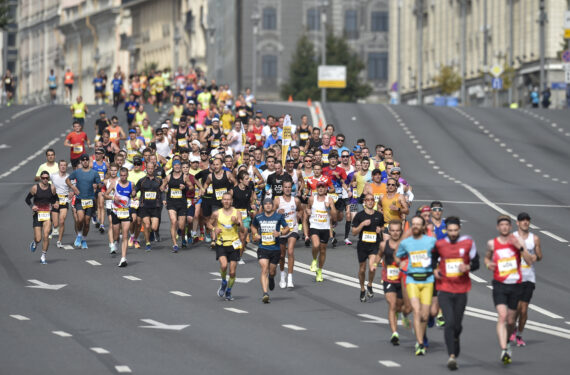 MOSKOW, Sejumlah partisipan ambil bagian dalam ajang Moscow Marathon di Moskow, Rusia, pada 18 September 2022. (Xinhua/Alexander Zemlianichenko Jr)