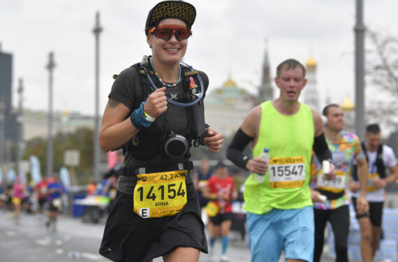 MOSKOW, Sejumlah partisipan ambil bagian dalam ajang Moscow Marathon di Moskow, Rusia, pada 18 September 2022. (Xinhua/Alexander Zemlianichenko Jr)