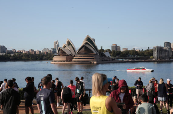 SYDNEY, Orang-orang berkumpul untuk ajang Sydney Marathon di Sydney, Australia, pada 18 September 2022. Setelah diadakan secara virtual selama dua tahun berturut-turut, Sydney Marathon pada Minggu (18/9) kembali digelar di jalanan. Sebagai bagian dari Sydney Running Festival, ajang Sydney Marathon digelar bersamaan dengan acara lainnya. (Xinhua/Wang Qi)