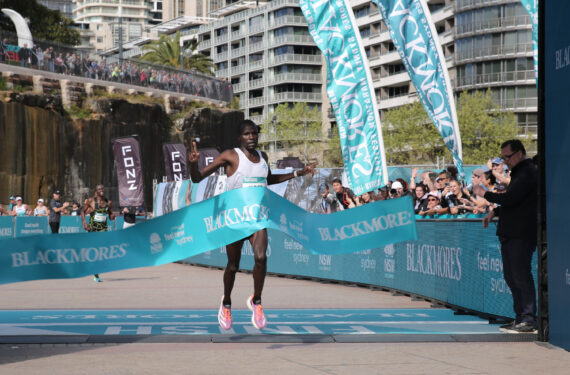 SYDNEY, Atlet asal Kenya Moses Kibet melakukan selebrasi setelah melewati garis finis dalam ajang Sydney Marathon di Sydney, Australia, pada 18 September 2022. Setelah diadakan secara virtual selama dua tahun berturut-turut, Sydney Marathon pada Minggu (18/9) kembali digelar di jalanan. Sebagai bagian dari Sydney Running Festival, ajang Sydney Marathon digelar bersamaan dengan acara lainnya. (Xinhua/Wang Qi)