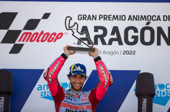 ALCANIZ, Enea Bastianini dari Tim Gresini Racing melakukan selebrasi di podium usai menjuarai ajang balap Aragon Grand Prix di Alcaniz, Spanyol, pada 18 September 2022. (Xinhua/Qian Jun)