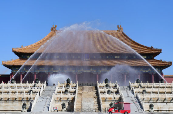 BEIJING, Foto yang diabadikan pada 19 September 2022 ini menunjukkan sebuah latihan kebakaran di Museum Istana, yang juga dikenal sebagai Kota Terlarang, di Beijing, ibu kota China. Latihan tersebut diadakan untuk menguji serta meningkatkan kemampuan pencegahan kebakaran dan tanggap darurat di kompleks arsitektur kuno itu. (Xinhua/Zhang Chenlin)
