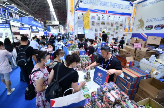 NANNING, Orang-orang membeli produk makanan dari Australia dalam ajang China-ASEAN Expo ke-19 di Nanning, Daerah Otonom Etnis Zhuang Guangxi, China selatan, pada 19 September 2022. Pameran itu dibuka untuk umum pada Senin (19/9). (Xinhua/Huang Xiaobang)