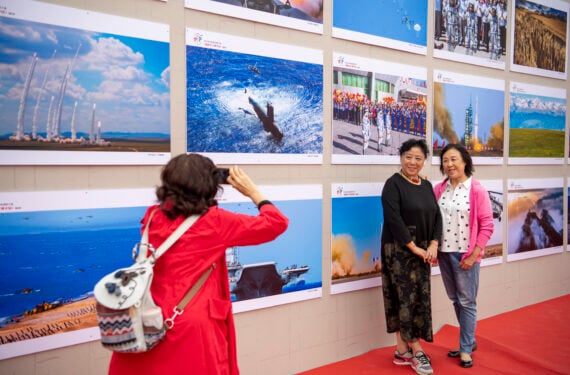 PINGYAO, Orang-orang berfoto dalam Festival Fotografi Internasional Pingyao di wilayah Pingyao di Jinzhong, Provinsi Shanxi, China utara, pada 19 September 2022. Festival Fotografi Internasional Pingyao ke-22 dibuka di Pingyao pada Senin (19/9). Ajang tersebut menampilkan karya dari 1.200 lebih fotografer asal China dan negara-negara lainnya. Festival tersebut akan berlangsung hingga 25 September mendatang. (Xinhua/Yang Chenguang)