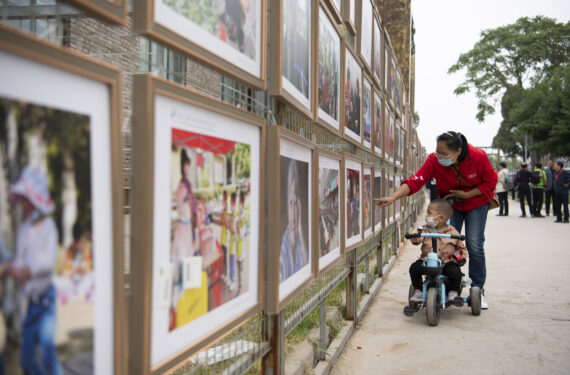 PINGYAO, Seorang wanita dan anaknya mengunjungi Festival Fotografi Internasional Pingyao di wilayah Pingyao di Jinzhong, Provinsi Shanxi, China utara, pada 19 September 2022. Festival Fotografi Internasional Pingyao ke-22 dibuka di Pingyao pada Senin (19/9). Ajang tersebut menampilkan karya dari 1.200 lebih fotografer asal China dan negara-negara lainnya. Festival tersebut akan berlangsung hingga 25 September mendatang. (Xinhua/Yang Chenguang)