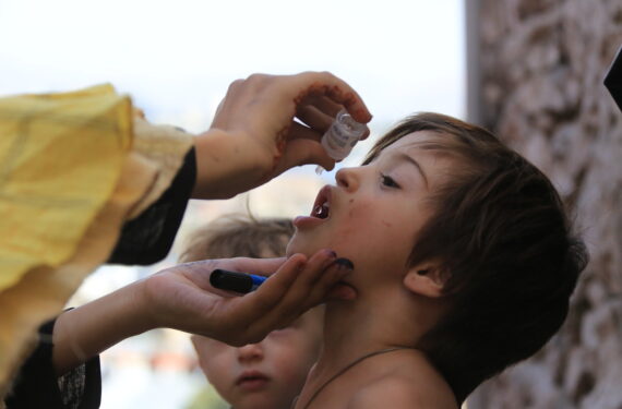 KABUL, Seorang tenaga kesehatan memberikan vaksin polio kepada seorang anak dalam kampanye vaksinasi polio di Kabul, Afghanistan, pada 19 September 2022. Kementerian Kesehatan Masyarakat Afghanistan di bawah naungan pemerintah sementara yang dikelola Taliban memulai kampanye vaksinasi polio nasional selama empat hari pada Senin (19/9). (Xinhua/Saifurahman Safi)