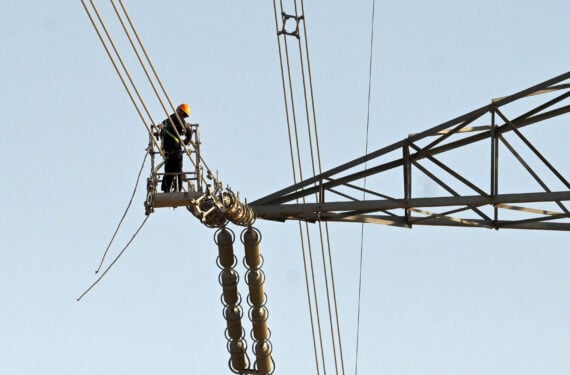 KEGUBERNURAN JAHRA, Seorang pekerja melakukan pemeliharaan saluran listrik di Provinsi Jahra, Kuwait, pada 19 September 2022. (Xinhua/Asad)