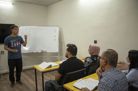 ERBIL, Seorang guru memberikan pelajaran bahasa Mandarin kepada para siswa Irak di Pusat Bahasa Mandarin di Erbil, Irak, pada 19 September 2022. (Xinhua/Dalshad Al-Daloo)