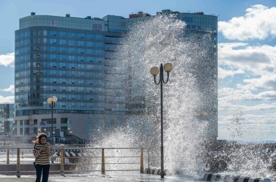 VLADIVOSTOK, Ombak besar menghantam pesisir Kota Vladivostok, Rusia, pada 19 September 2022. (Xinhua/Guo Feizhou)