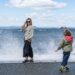 VLADIVOSTOK, Seorang wanita berpose untuk difoto dengan latar ombak besar yang menghantam pesisir Kota Vladivostok, Rusia, pada 19 September 2022. (Xinhua/Guo Feizhou)