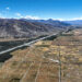 LHASA, Foto dari udara yang diabadikan pada 19 September 2022 ini memperlihatkan ladang jelai dataran tinggi di wilayah Gyangze, Xigaze, Daerah Otonom Tibet, China barat daya. (Xinhua/Jigme Dorje)