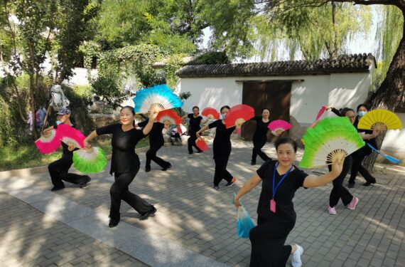BEIJING, Sejumlah anggota kelompok tari dari pusat kebudayaan Distrik Xicheng di Beijing berlatih di sebuah taman di Beijing, ibu kota China, pada 8 September 2022. Menggunakan kostum yang indah, Li Fengwei dan rekan satu timnya sibuk akhir-akhir ini, berlatih untuk kompetisi square dance yang akan datang. (Xinhua/Tai Sicong)