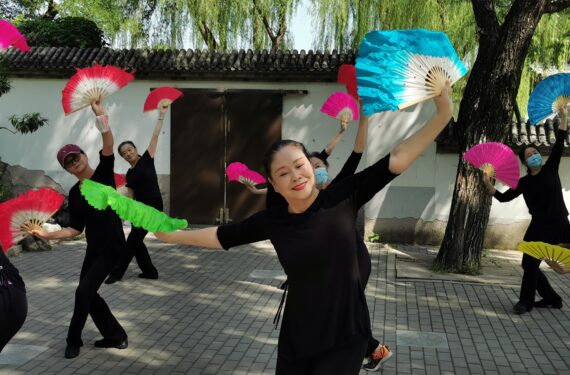BEIJING, Sejumlah anggota kelompok tari dari pusat kebudayaan Distrik Xicheng di Beijing berlatih di sebuah taman di Beijing, ibu kota China, pada 8 September 2022. Menggunakan kostum yang indah, Li Fengwei dan rekan satu timnya sibuk akhir-akhir ini, berlatih untuk kompetisi square dance yang akan datang. (Xinhua/Tai Sicong)