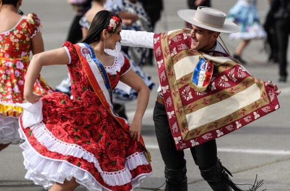 SANTIAGO, Para penari yang mengenakan pakaian tradisional tampil sebelum parade militer tahunan untuk merayakan Hari Kejayaan Militer Chile di O'Higgins Park, di Santiago, Chile, pada 19 September 2022. (Xinhua/Jorge Villegas)