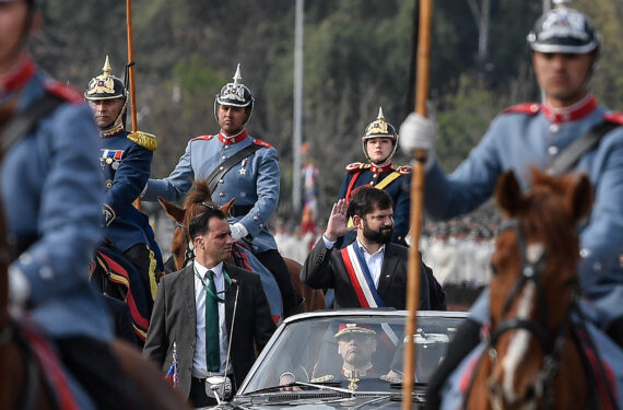 SANTIAGO, Presiden Chile Gabriel Boric (tengah) hadir dalam parade militer tahunan untuk merayakan Hari Kejayaan Militer Chile di O'Higgins Park, di Santiago, Chile, pada 19 September 2022. (Xinhua/Jorge Villegas)