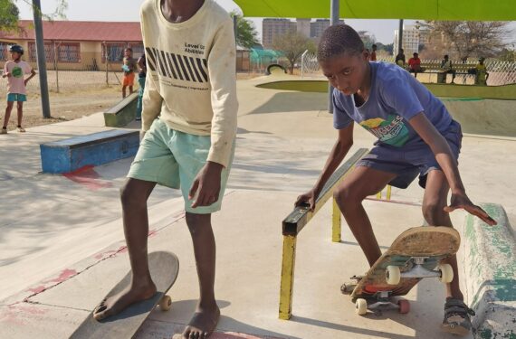 WINDHOEK, Anak-anak berlatih bermain papan seluncur (skating) di sebuah arena bermain papan seluncur di Windhoek, Namibia, pada 17 September 2022. Skating memberdayakan anak-anak penyandang disabilitas untuk mewujudkan potensi mereka secara penuh serta meningkatkan inklusi sembari membantu mengurangi stigma dan meningkatkan kepercayaan diri para remaja yang tinggal di Windhoek, ibu kota Namibia. (Xinhua/Kaula Nhongo)