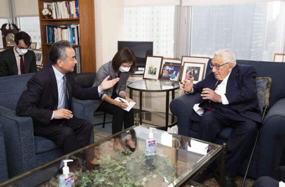 NEW YORK CITY, Anggota Dewan Negara sekaligus Menteri Luar Negeri China Wang Yi (depan, kiri) bertemu dengan mantan menteri luar negeri AS Henry Kissinger di New York, Amerika Serikat (AS), pada 19 September 2022. (Xinhua/Wang Ying)